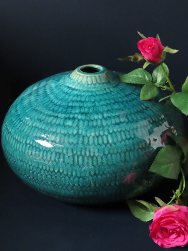 Brawl ernstig nietig Handgemaakte keramiek disc vaas turquoise met cerise bloemen
