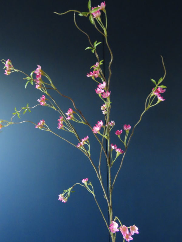 subtiel Beroemdheid kromme Kunst Bloesem tak voorzien van vele roze mini bloemetjes