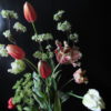 Tulpen Vaas Antiek Brons met Tulpen Mix en Bloesem Takken - Afbeelding 3