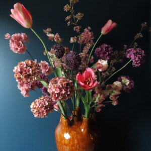 Keramiek Tulpen Vaas Karamel met Oranje/Paars/Mauve Bloemen